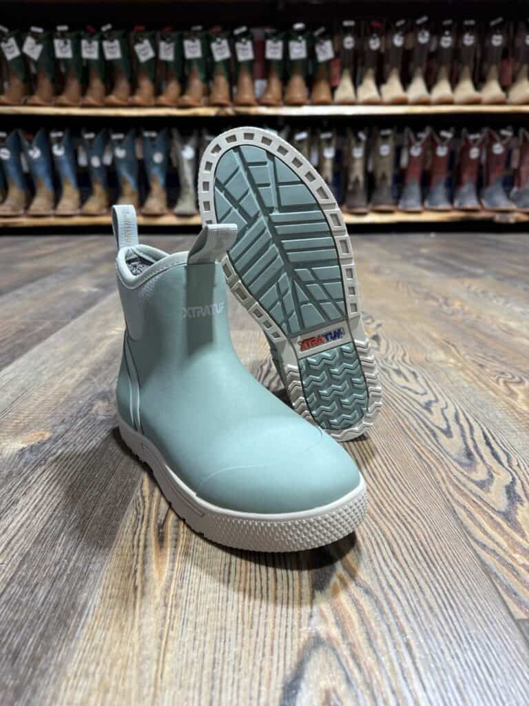 (取寄) エクストラタフ レディース ホイールハウス アンクル 6インチ デック ブーツ - ウィメンズ Xtratuf women Wheelhouse Ankle 6in Deck Boot - Women's Iceberg IMG_3570-768x1024.jpg
